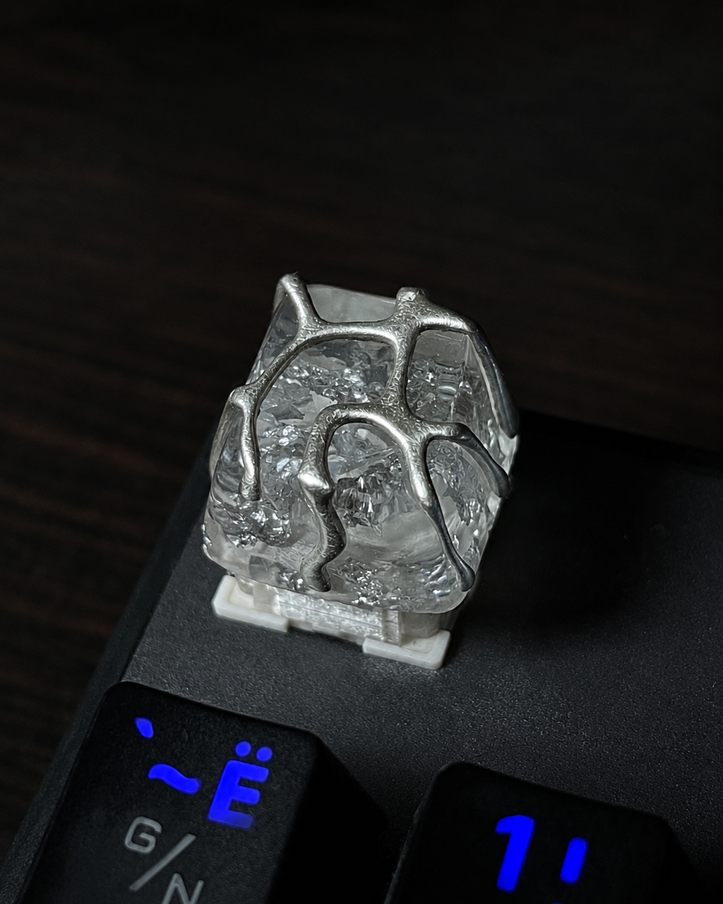 Liquid metal cap